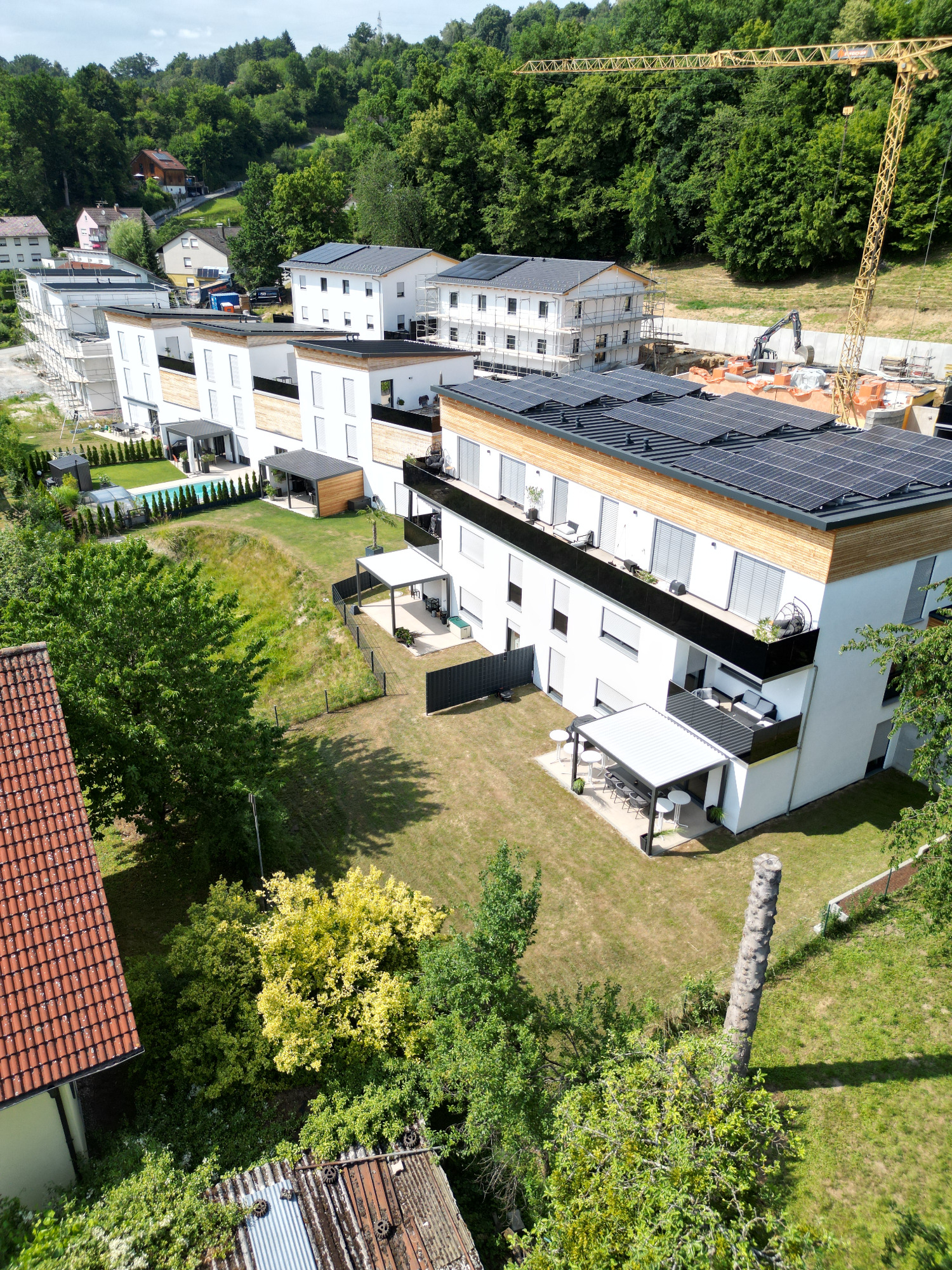 Hochformataufnahme einer Neubaufassade